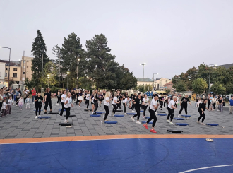 Žene vježbale za zdravlje: Održan veliki javni trening na Gradskom trgu u Bijeljini