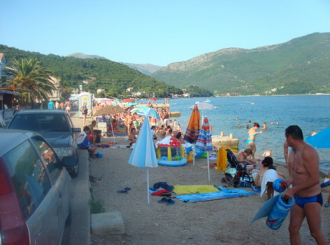 I djevojke iz RS na ljetovanju s neoženjenim Jagodincima
