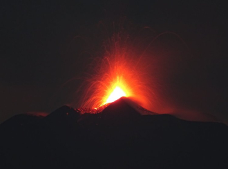 Etna se probudila, šikljaju lava i pepeo