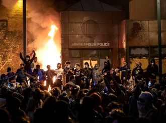 Haos u SAD: Proglašeno vanredno stanje, nemiri se šire, zapaljena policijska stanica u Minepolisu