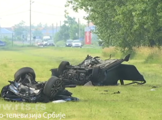 VIDEO Batajnica: Braća poginula u udesu, automobil se prepolovio