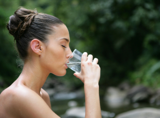 Osam čaša vode dnevno je previše za većinu ljudi, pokazalo istraživanje