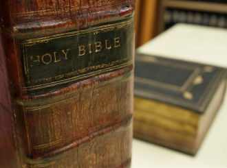 Škola u Juti sklonila Bibliju iz biblioteke zbog „pornografskog sadržaja“