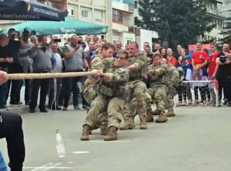 Srbi se takmičili sa pripadnicima KFOR-a u navlačenju konopca (VIDEO)