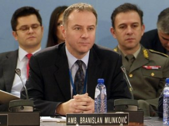 Ambasador zbijao šale dva minuta pre nego što je skočio u smrt