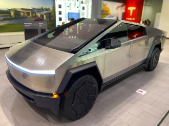 Kao iz filmova naučne fantastike: Prvi pogled u Tesla Cybertruck (VIDEO)