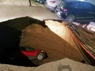 Rupa duboka 10 metara progutala automobile u Rimu