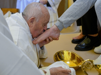 Papa Franjo ritualno oprao noge 12 žena u zatvoru
