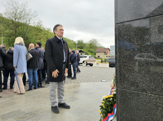 Vasilije Perić, načelnik Ugljevika, na odavanju počasti srpskim žrtvama u Kravici