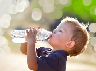Zašto ljeti ne treba piti vodu iz plastične flaše?
