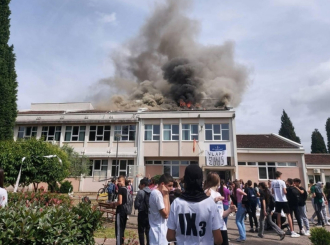 Mali maturanti zapalili krov škole dok su slavili kraj školovanja (VIDEO)