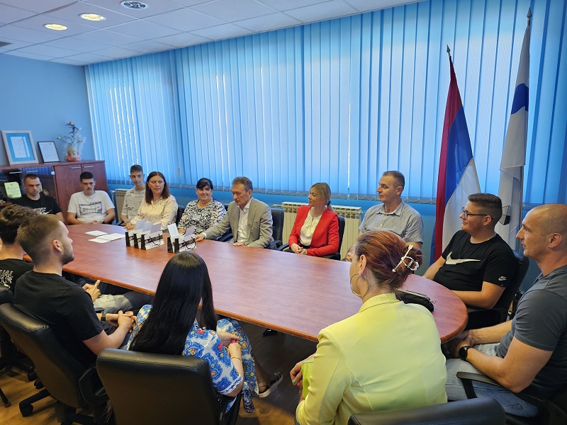 Načelnik Ugljevika nagradio najbolje srednjoškolce: Prepoznat i vrednovan marljiv rad