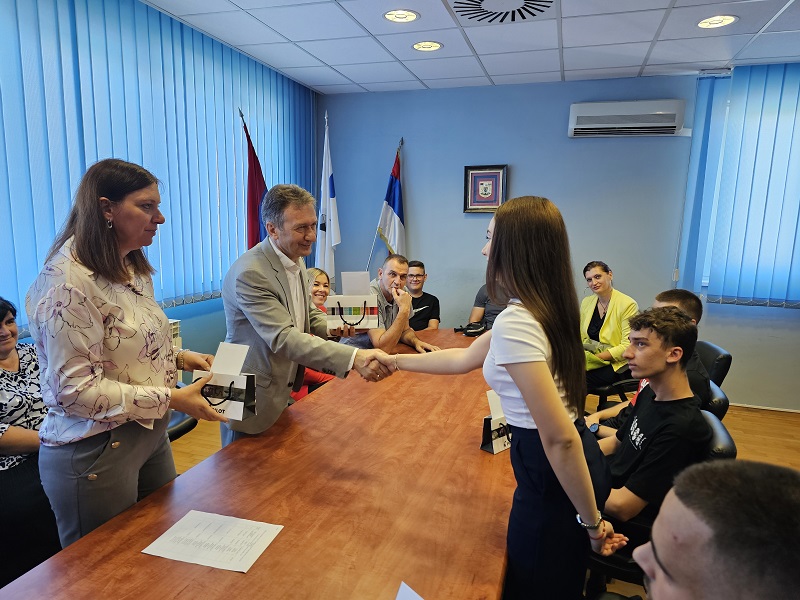 Načelnik Ugljevika nagradio najbolje srednjoškolce: Prepoznat i vrednovan marljiv rad