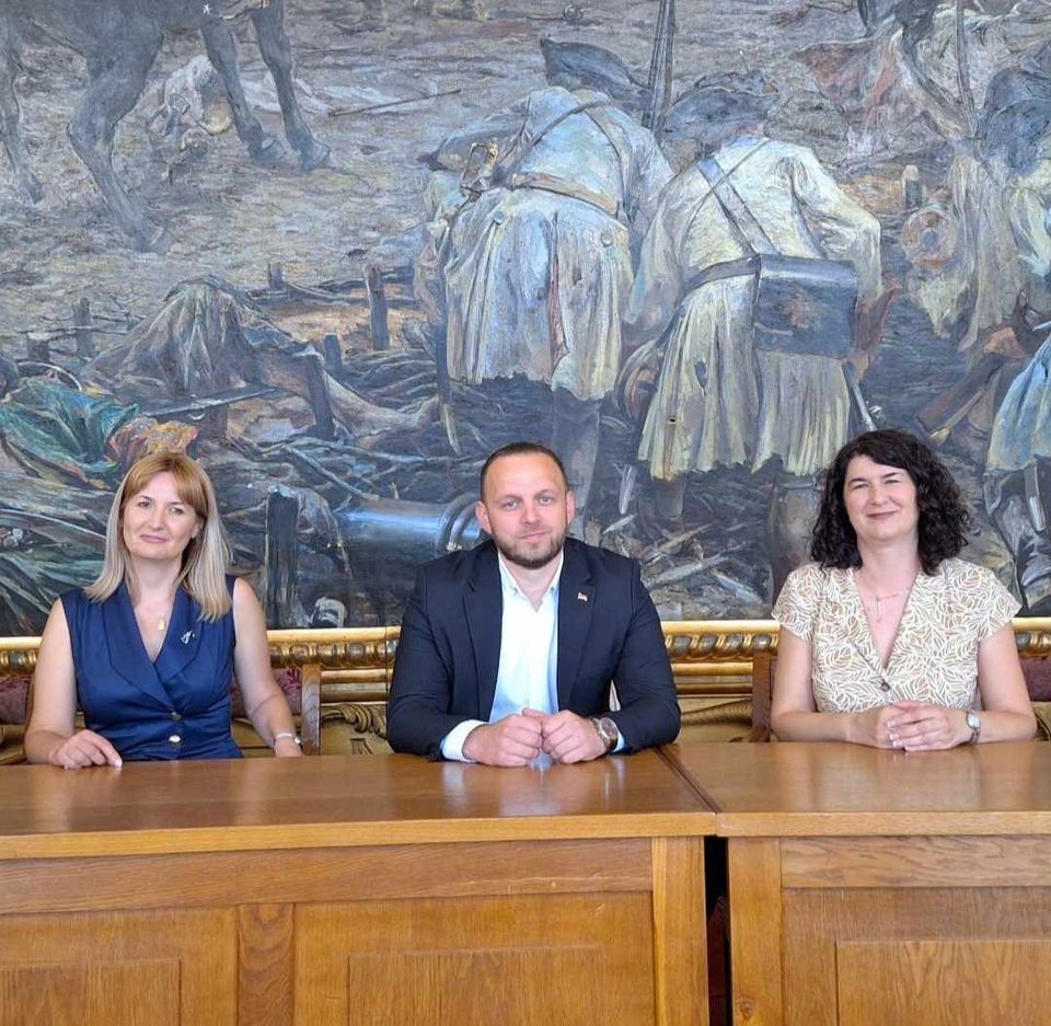 Učenici iz Dvorova predstavili školu na manifestaciji ,,Ćirilica piše srcem“ u Somboru