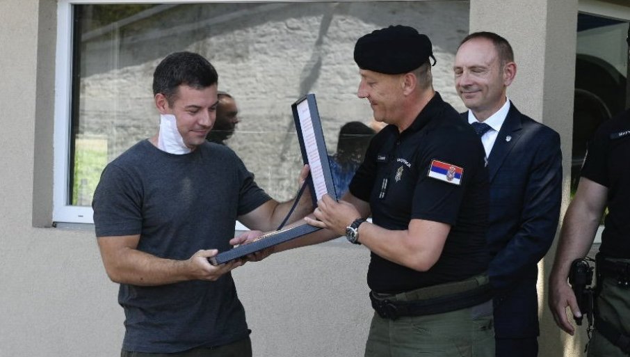 Žandarm Jevremović pušten iz bolnice, uručena mu plaketa za izuzetnu hrabrost