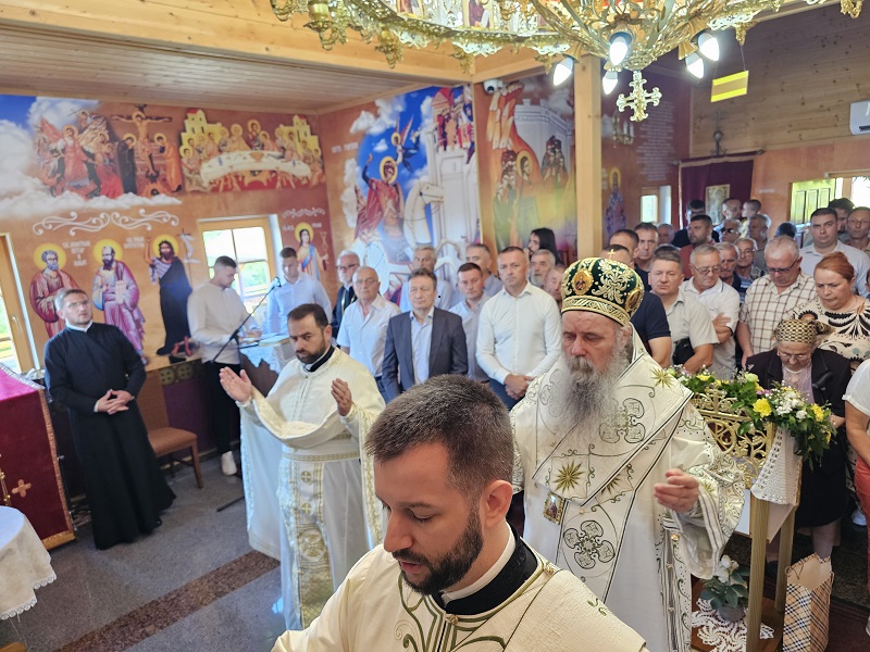 Mitropolit Fotije sa vjernim narodom u Ugljevik Selu: Slava hrama i počast junacima