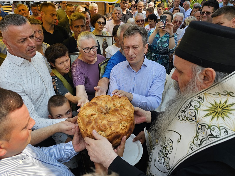 Mitropolit Fotije sa vjernim narodom u Ugljevik Selu: Slava hrama i počast junacima