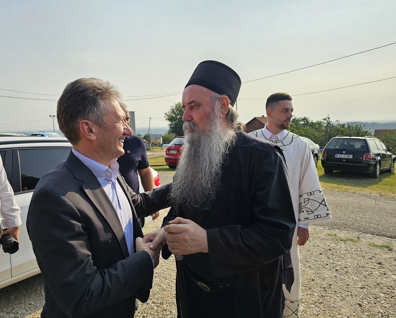 Mitropolit Fotije sa vjernim narodom u Ugljevik Selu: Slava hrama i počast junacima