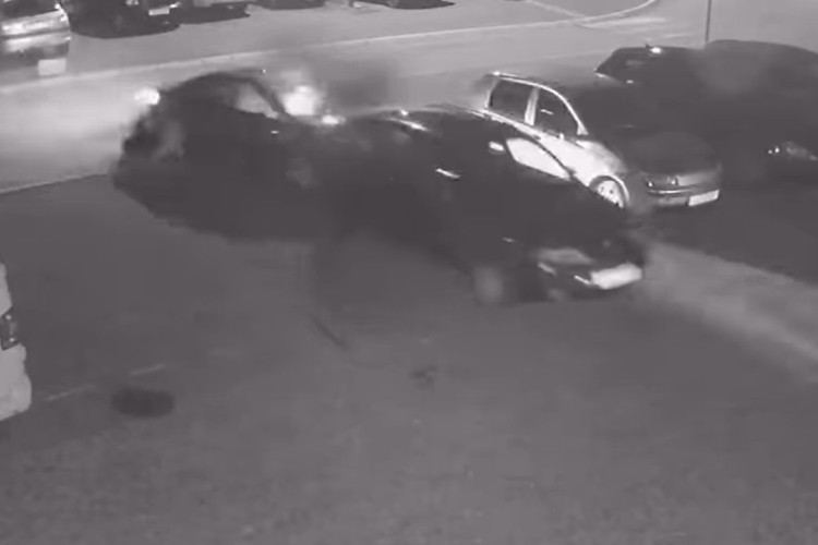 Objavljen snimak haosa u Doboju: Automobilom udarao u druga vozila i izloge (VIDEO)