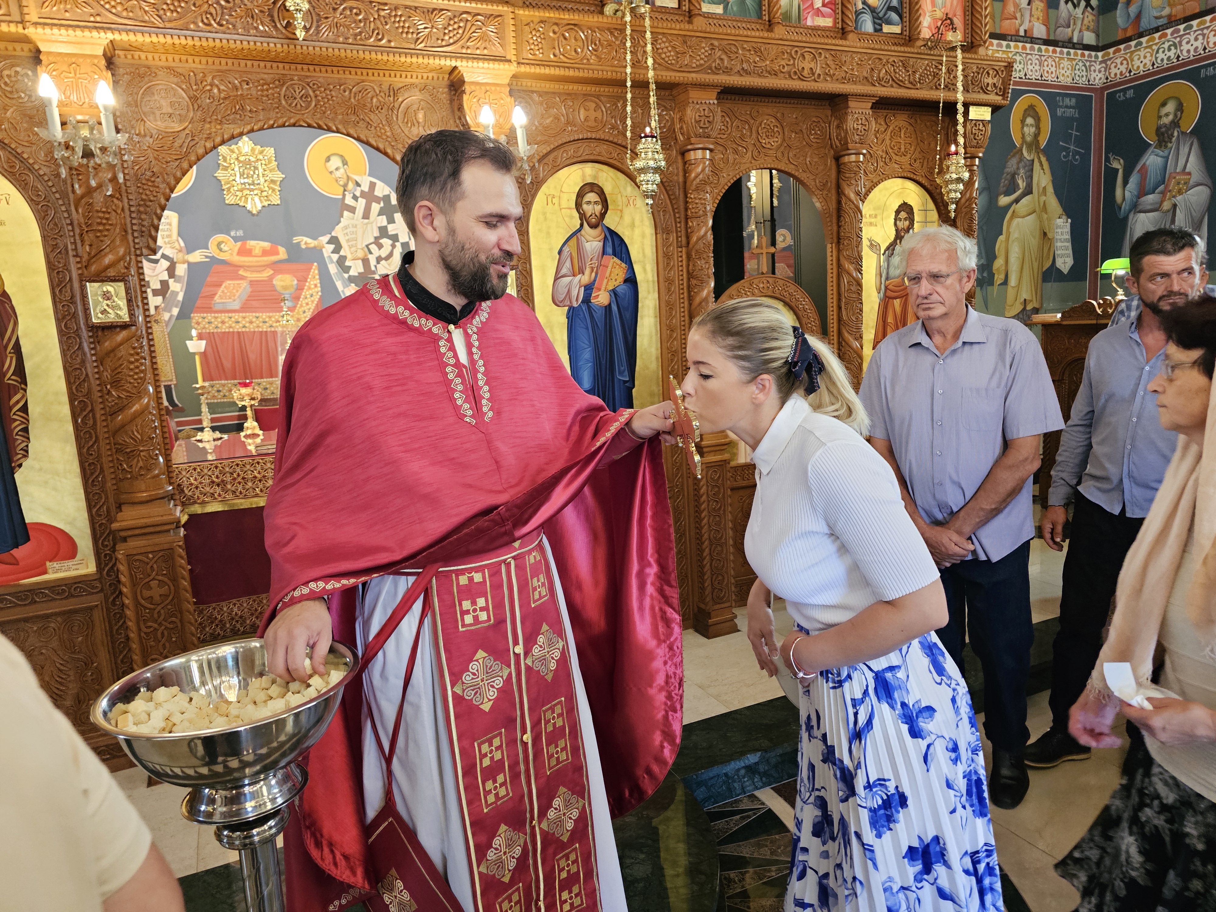 POMOĆ PRUŽAJU S LJUBAVLJU: Ugljevičko Kolo srpskih sestara proslavilo krsnu slavu-Svetu Mariju Magladenu