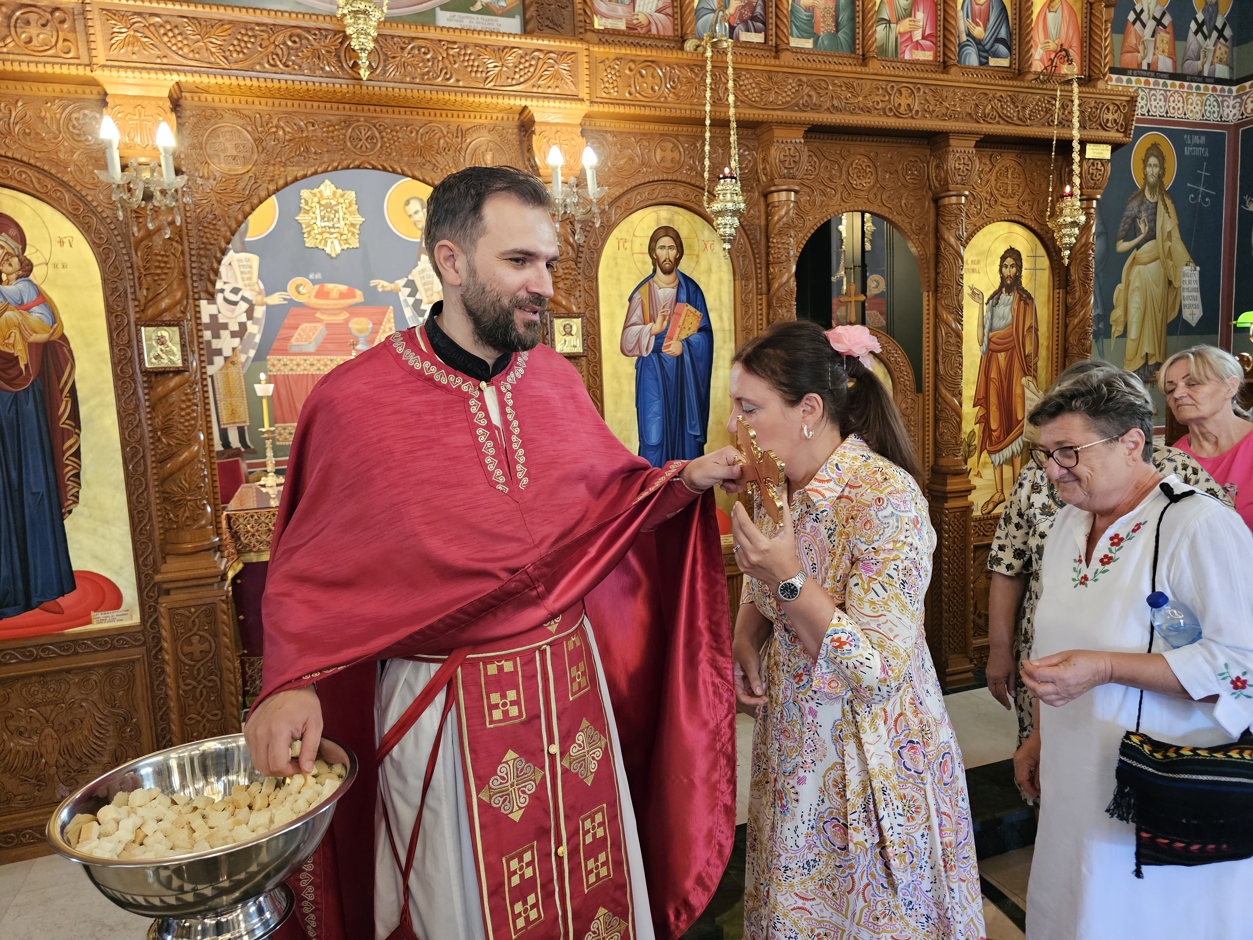 POMOĆ PRUŽAJU S LJUBAVLJU: Ugljevičko Kolo srpskih sestara proslavilo krsnu slavu-Svetu Mariju Magladenu