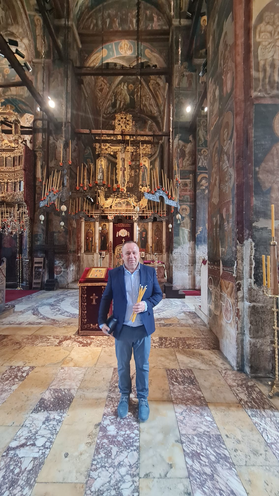 Profesor dr Zlatko Maksimović posjetio najveće svetinje na Kosmetu i poručio: ŠTO SRBE VIŠE STEŽU-VJERA NAM JE JAČA!