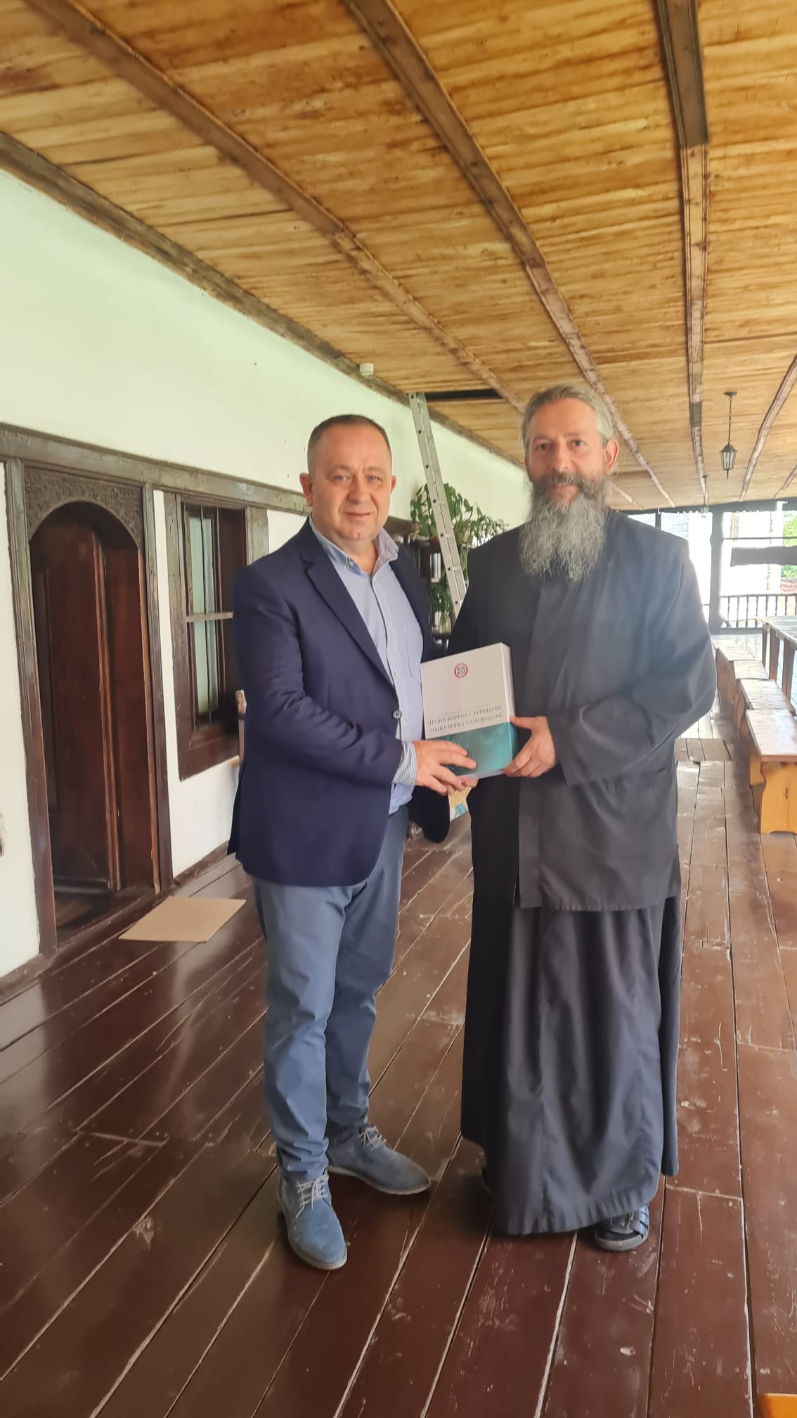 Profesor dr Zlatko Maksimović posjetio najveće svetinje na Kosmetu i poručio: ŠTO SRBE VIŠE STEŽU-VJERA NAM JE JAČA!