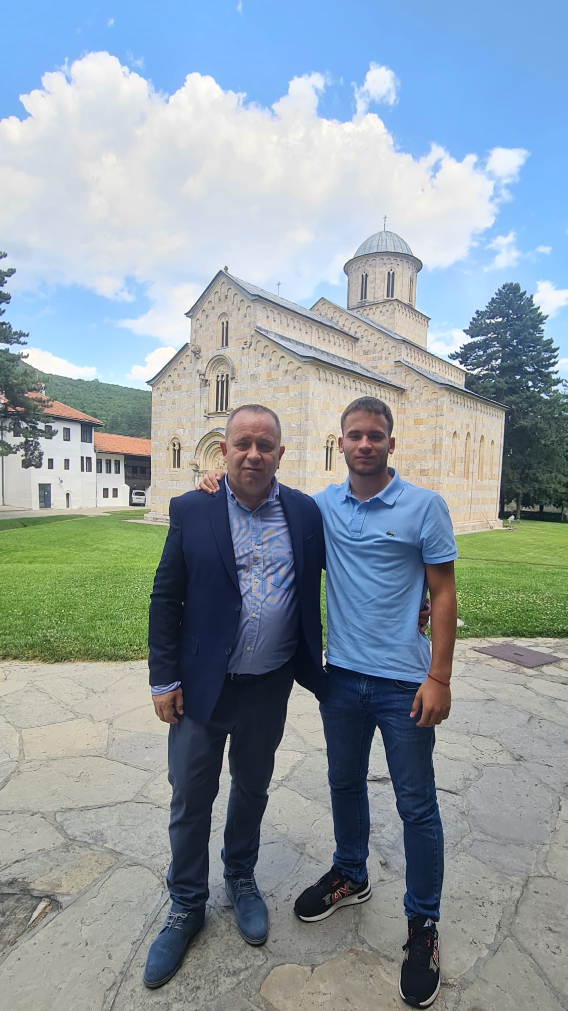 Profesor dr Zlatko Maksimović posjetio najveće svetinje na Kosmetu i poručio: ŠTO SRBE VIŠE STEŽU-VJERA NAM JE JAČA!
