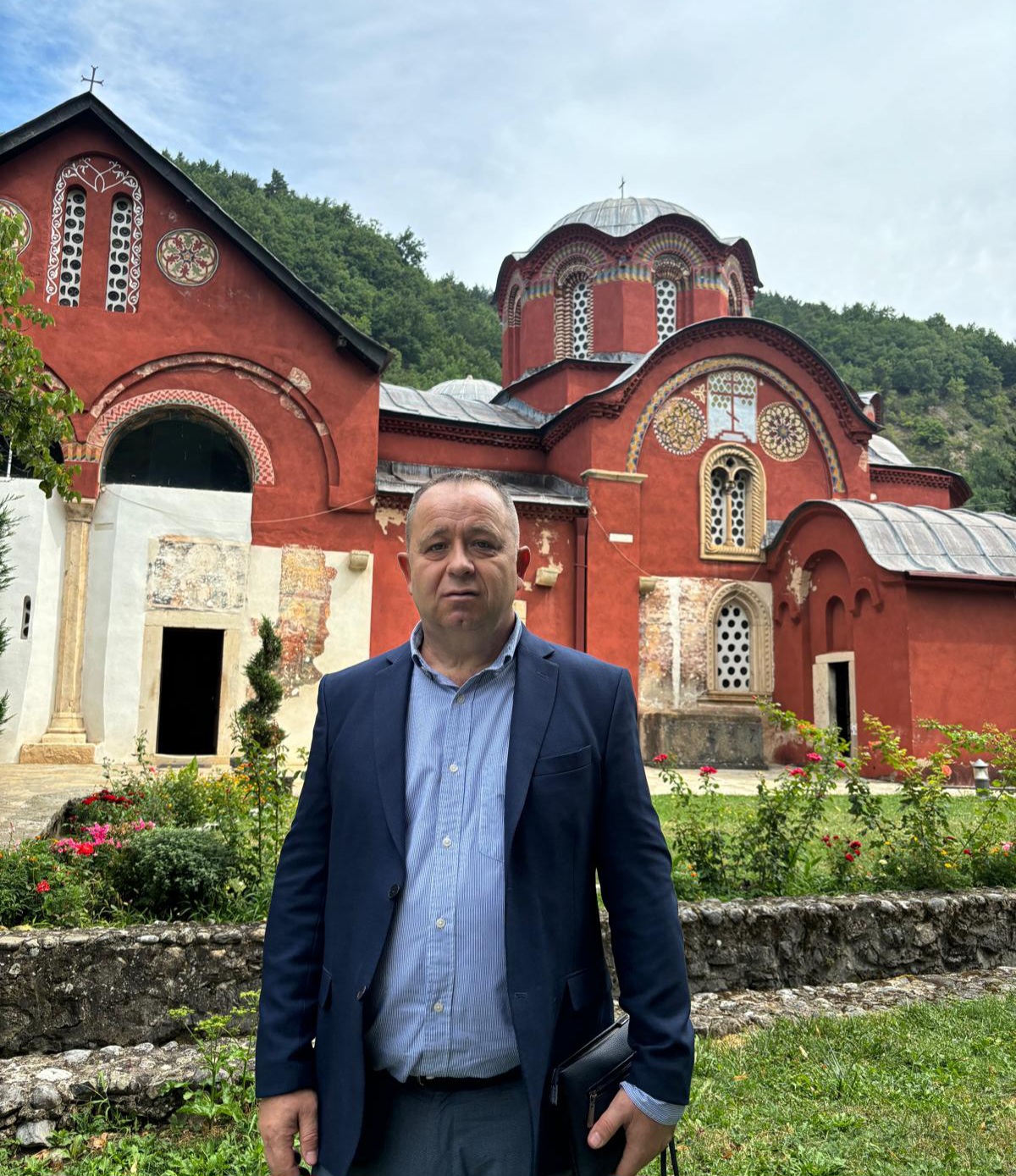 Profesor dr Zlatko Maksimović posjetio najveće svetinje na Kosmetu i poručio: ŠTO SRBE VIŠE STEŽU-VJERA NAM JE JAČA!