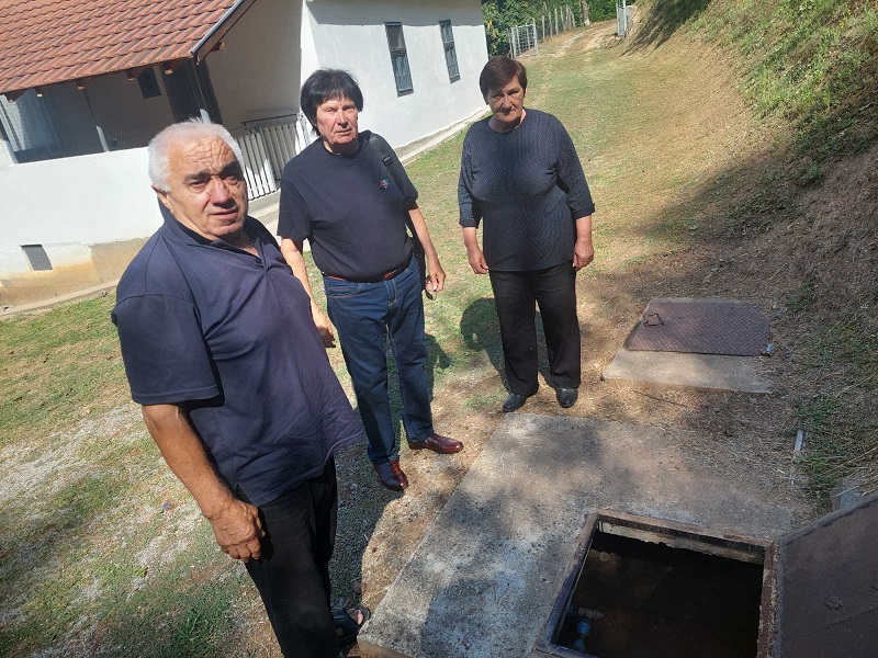 Pajići iz Čitluka kod Ljubovije godinama bez vode:  ŽEDNE U 21. VEKU PRAVDA NEĆE!