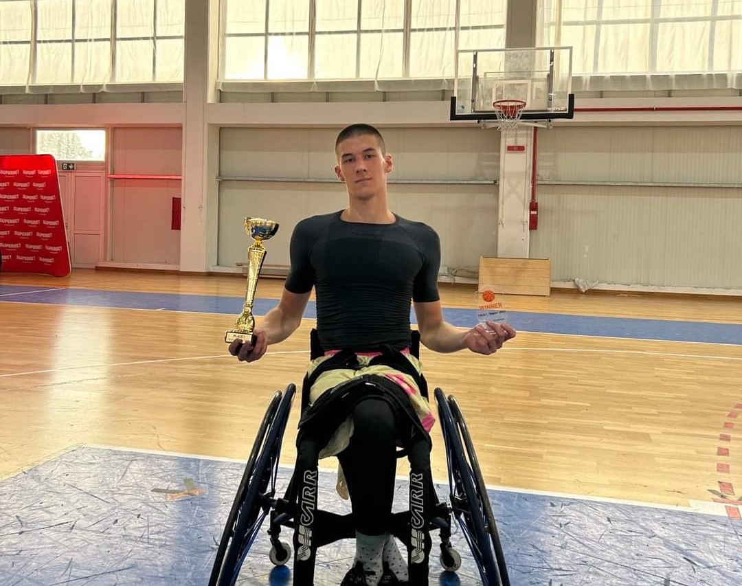 Vladimir Sarić obezbijedio stipendiju za mladog košarkaša u kolicima Strahinju Rosuljaša
