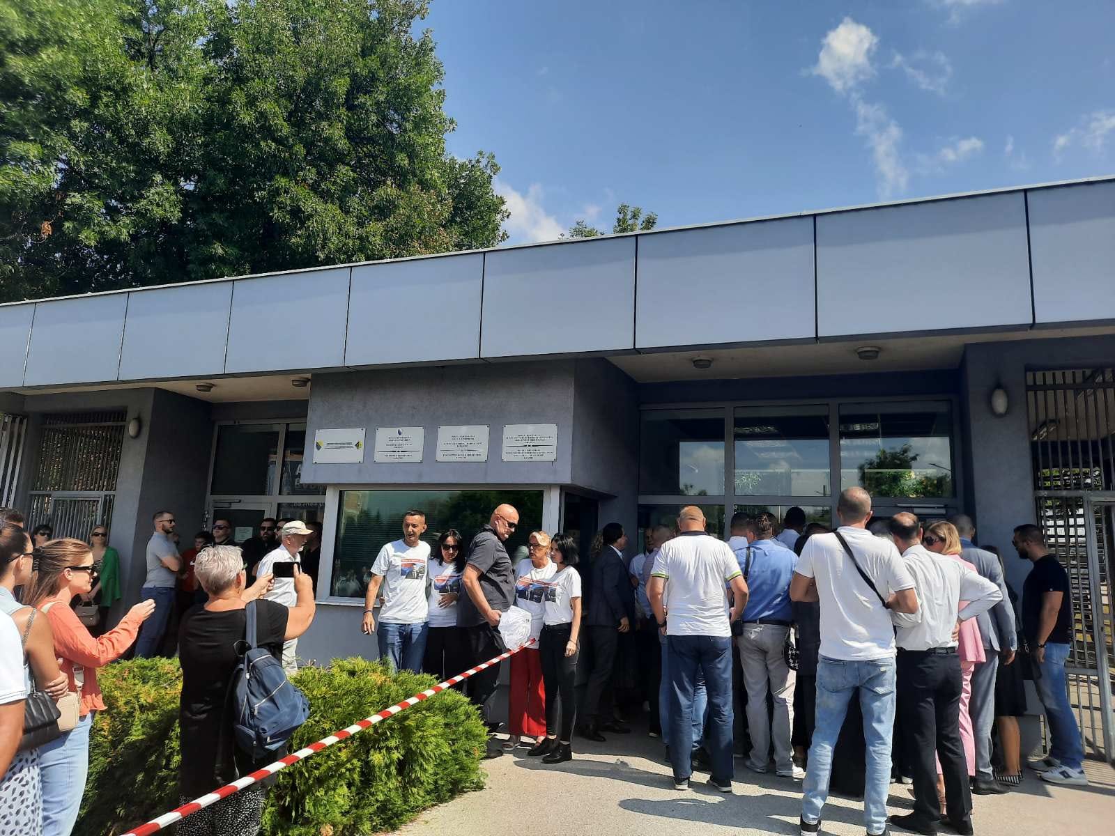 Počelo okupljanje pred Sudom BiH pred početak ročišta Dodiku i Lukiću