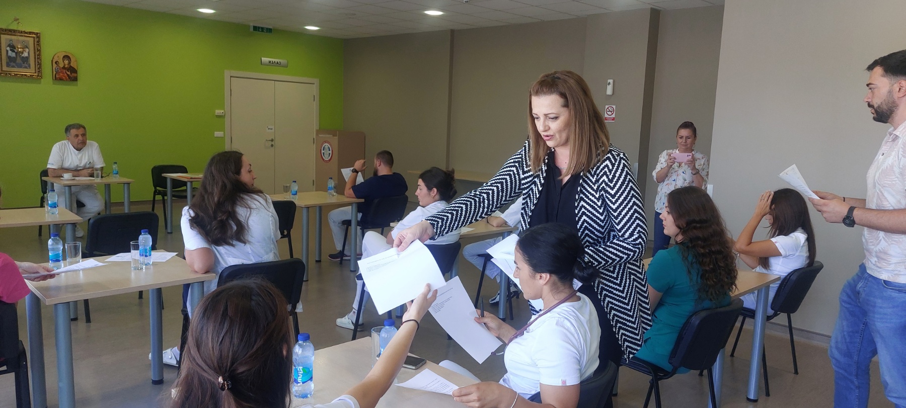 Bolnica Bijeljina: Svečano uručena rješenja o specijalističkom stažu za 16 mladih ljekara