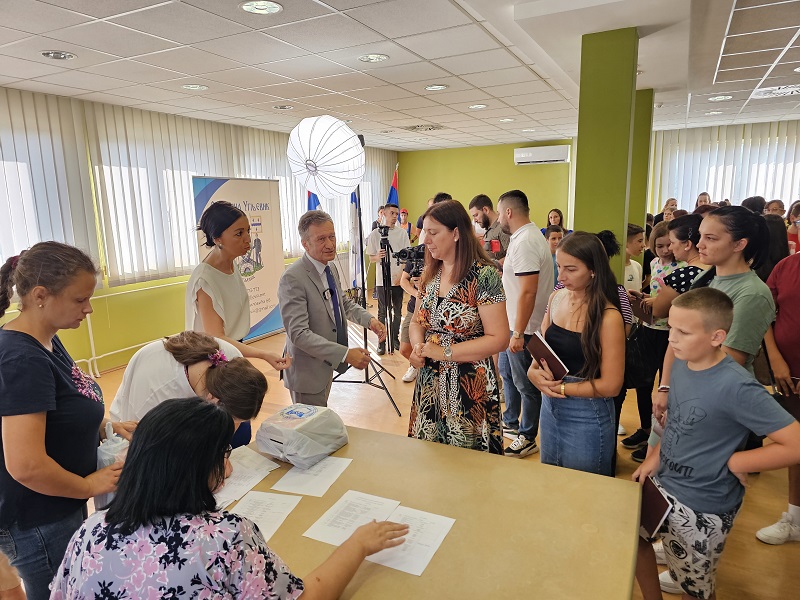 Podjela besplatnih novih knjiga osnovcima: Ugljevik otišao korak dalje