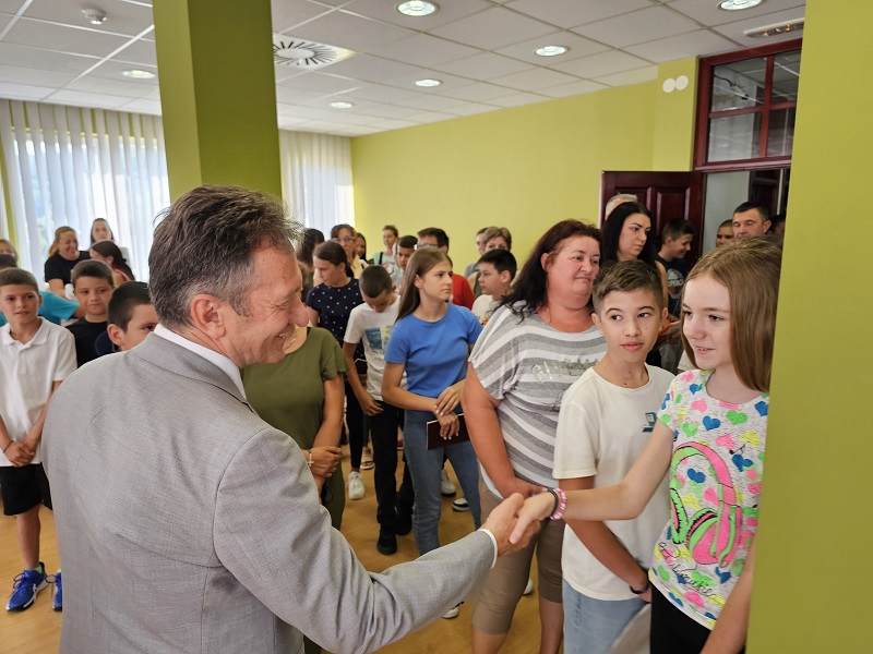 Podjela besplatnih novih knjiga osnovcima: Ugljevik otišao korak dalje