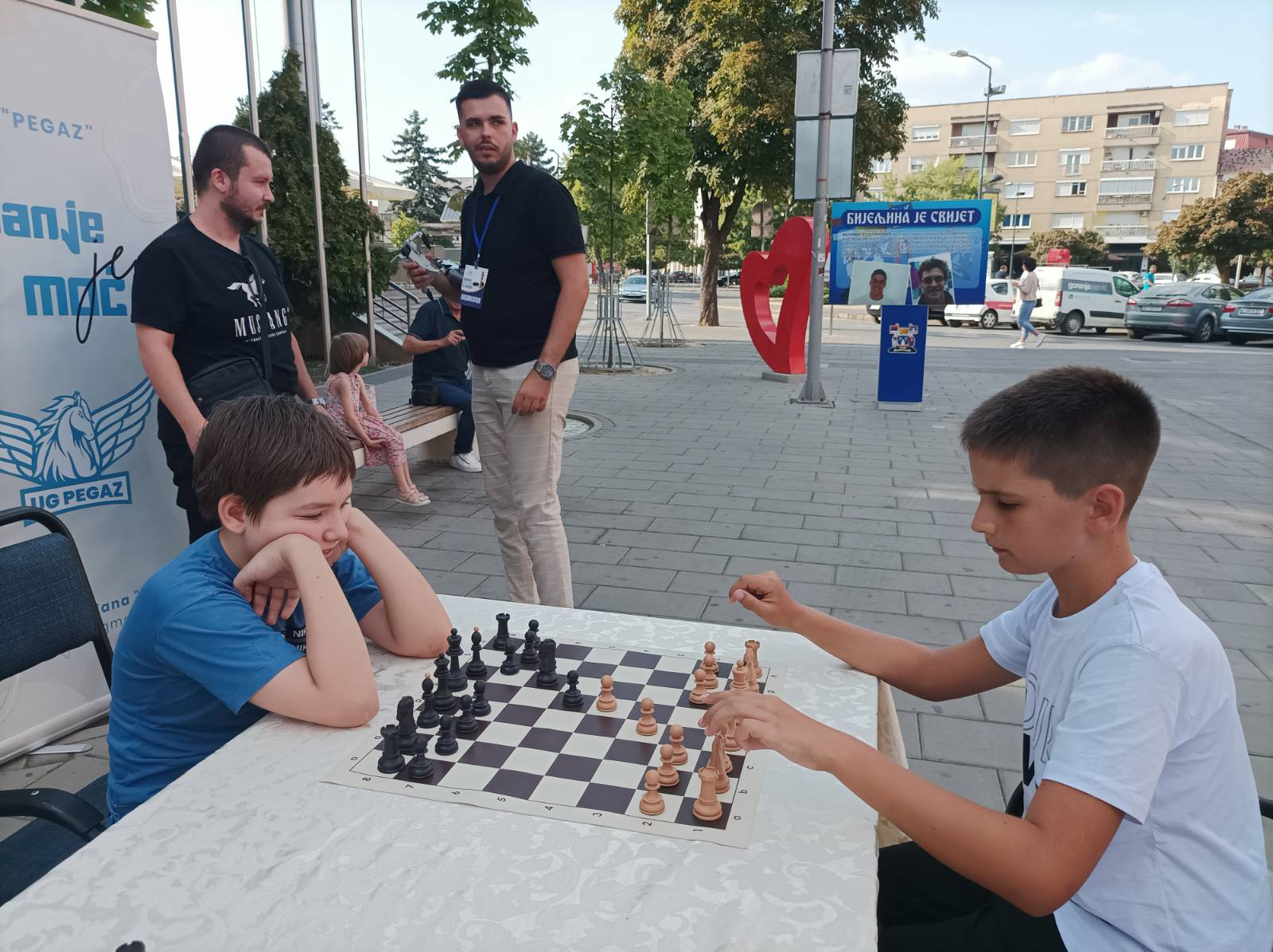 U centru Bijeljine "Šahovska simultanka za izvrsnost" FOTO