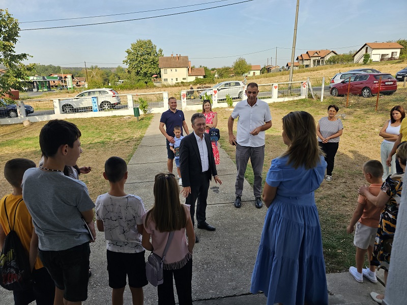 Vasilije Perić u školi u Ugljevičkoj Obriježi: Novo ruho svakoj učionici