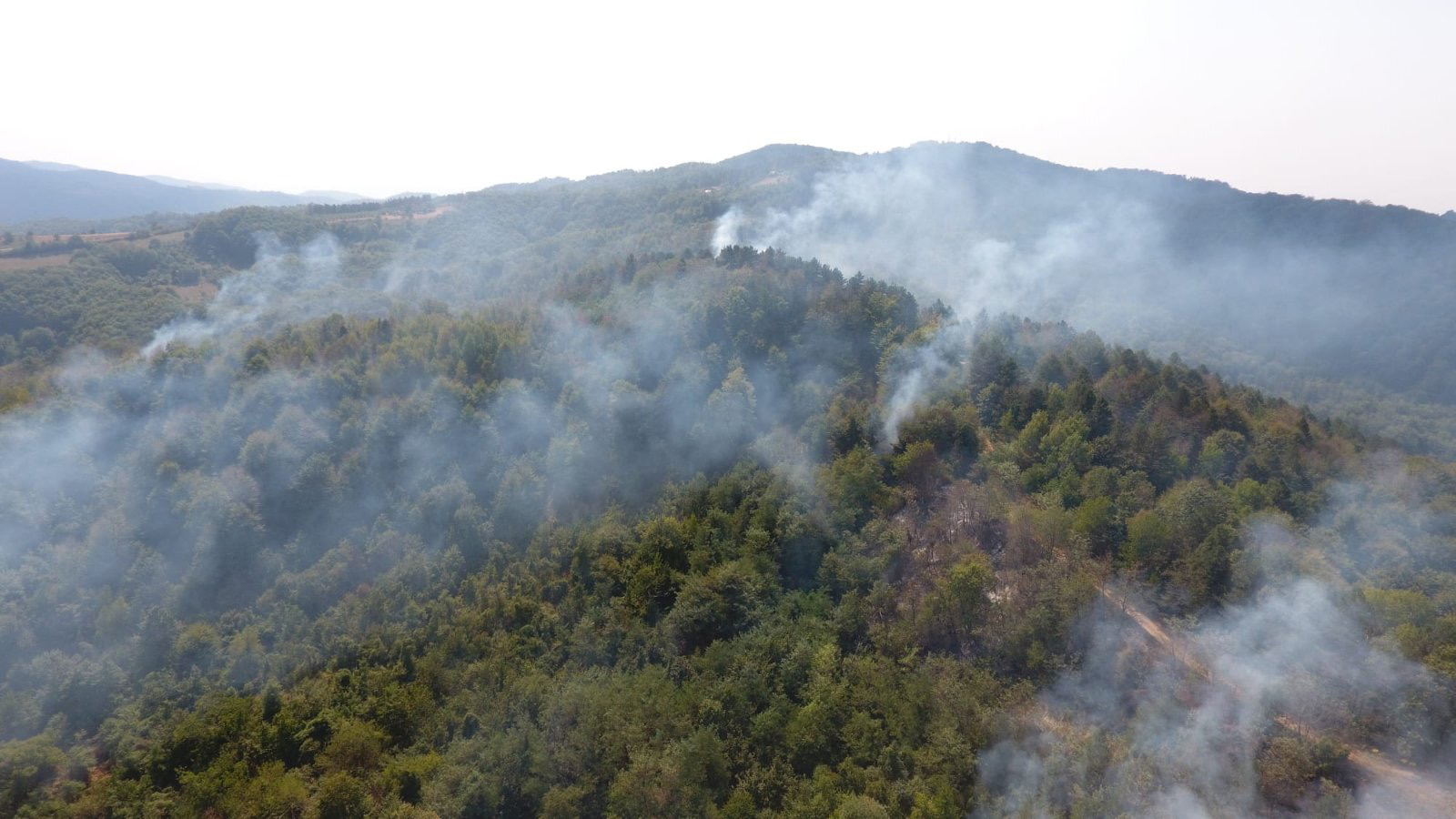 Vjetar rasplamsava vatru na Majevici, zatraženo angažovanje helikoptera FOTO