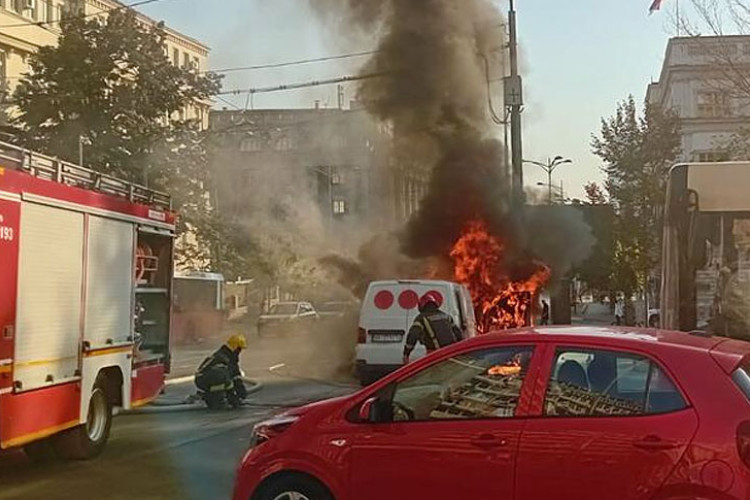 Srbija: Zapalio se kombi sa novcem, vatrogasci jedva obuzdali plamen