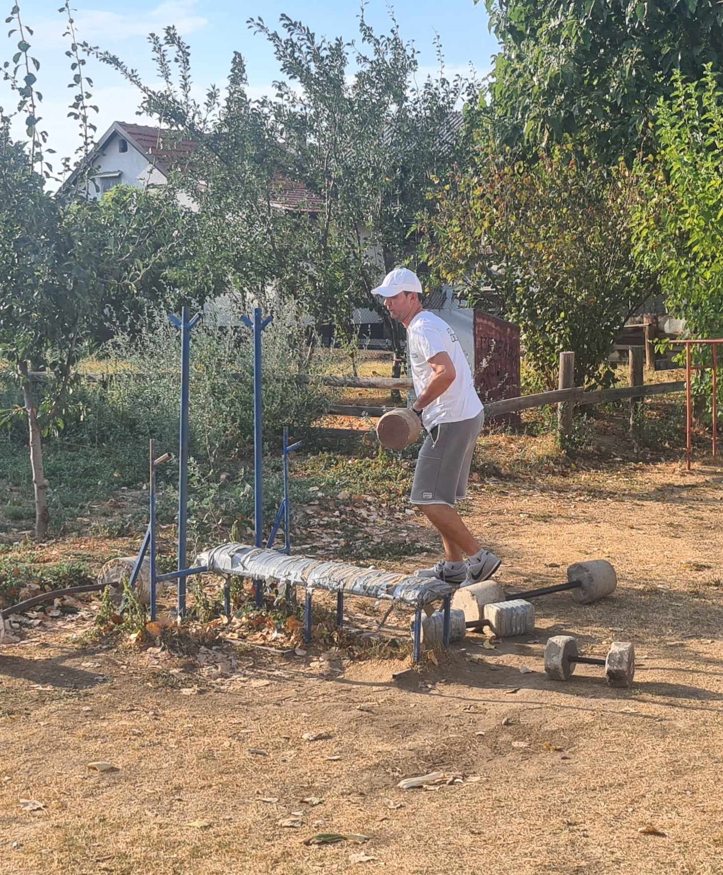 Entuzijasta iz komšiluka - Srđan Veljo od zapuštenog zemljišta stvorio oazu sporta FOTO