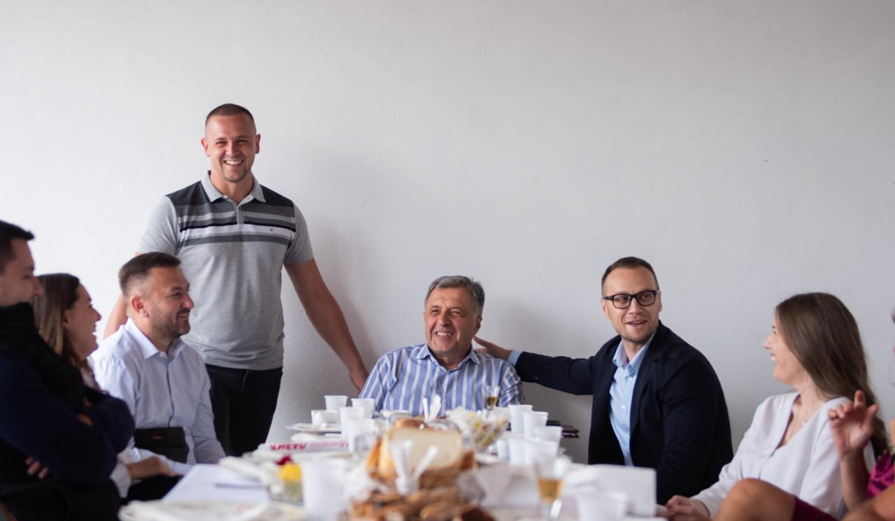Domaćinska atmosfera u Brocu - Mladi inženjer poljoprivrede Dražen Jović ugostio Lazića i Savića na svom imanju