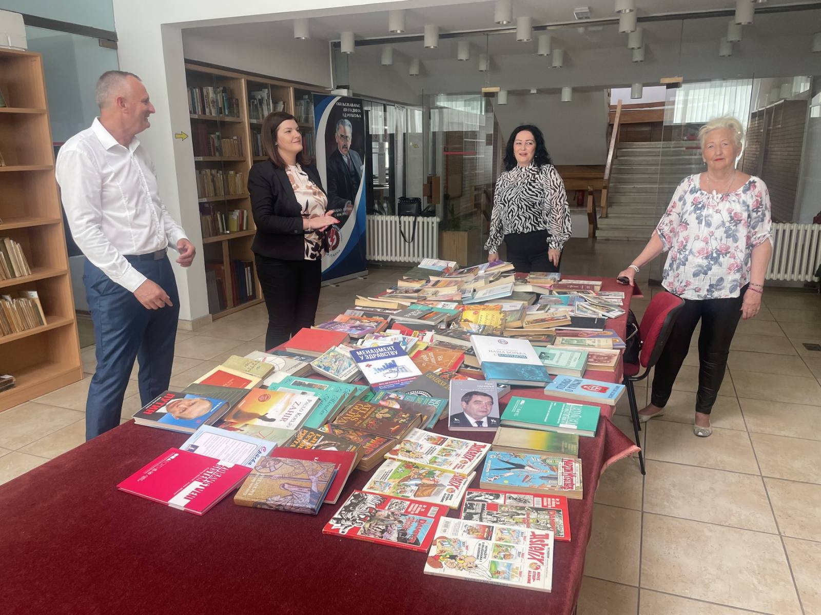Veliki dar biblioteci od Pokreta Uspješna Srpska: Od knjige nema boljeg druga!