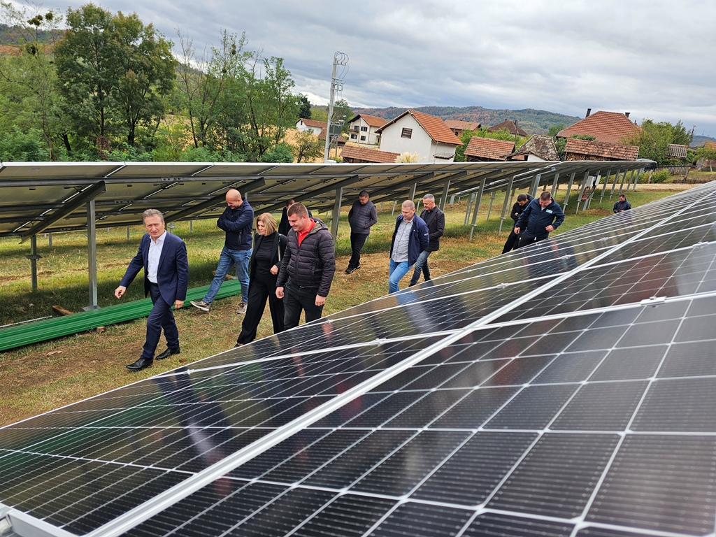 Prva solarna elektrana u Ugljeviku: Načelnik Perić u posjeti u domaćinstvu Đokić