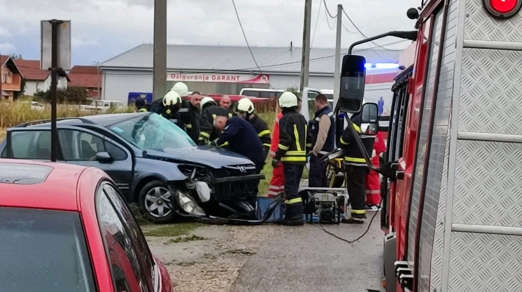 Težak udes kod Bijeljine, automobil se zabio u banderu (FOTO)