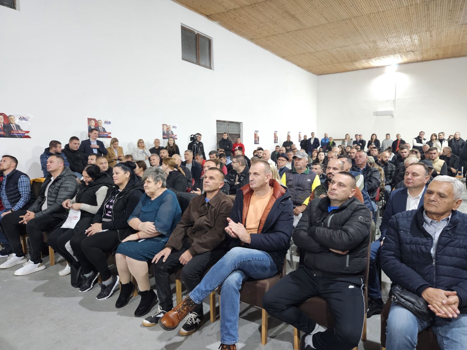 Dr Lazić i kandidati SNSD-a srdačno dočekani u Čardačinama