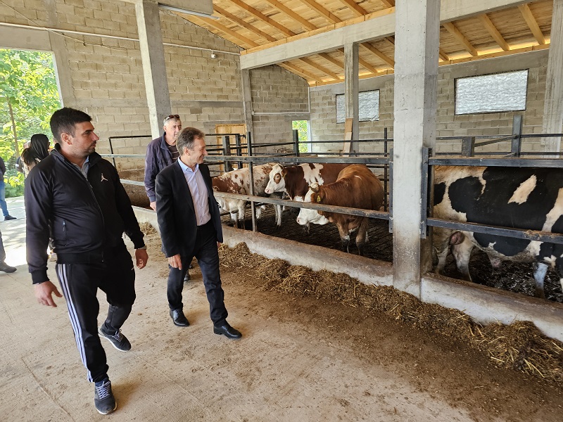 Opština Ugljevik raznim podsticajima jača seoska domaćinstva: Domaćinima u susret
