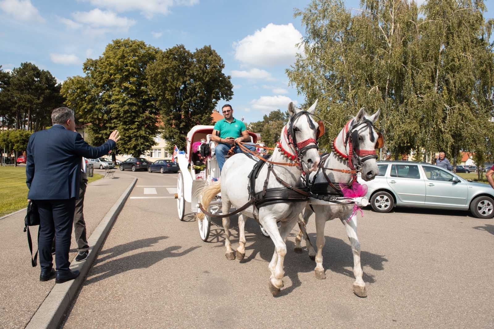 Nesvakidašnji prizor ispred bijeljinske bolnice – Ponosni tata bijelom kočijom došao po mamu i bebu (FOTO)