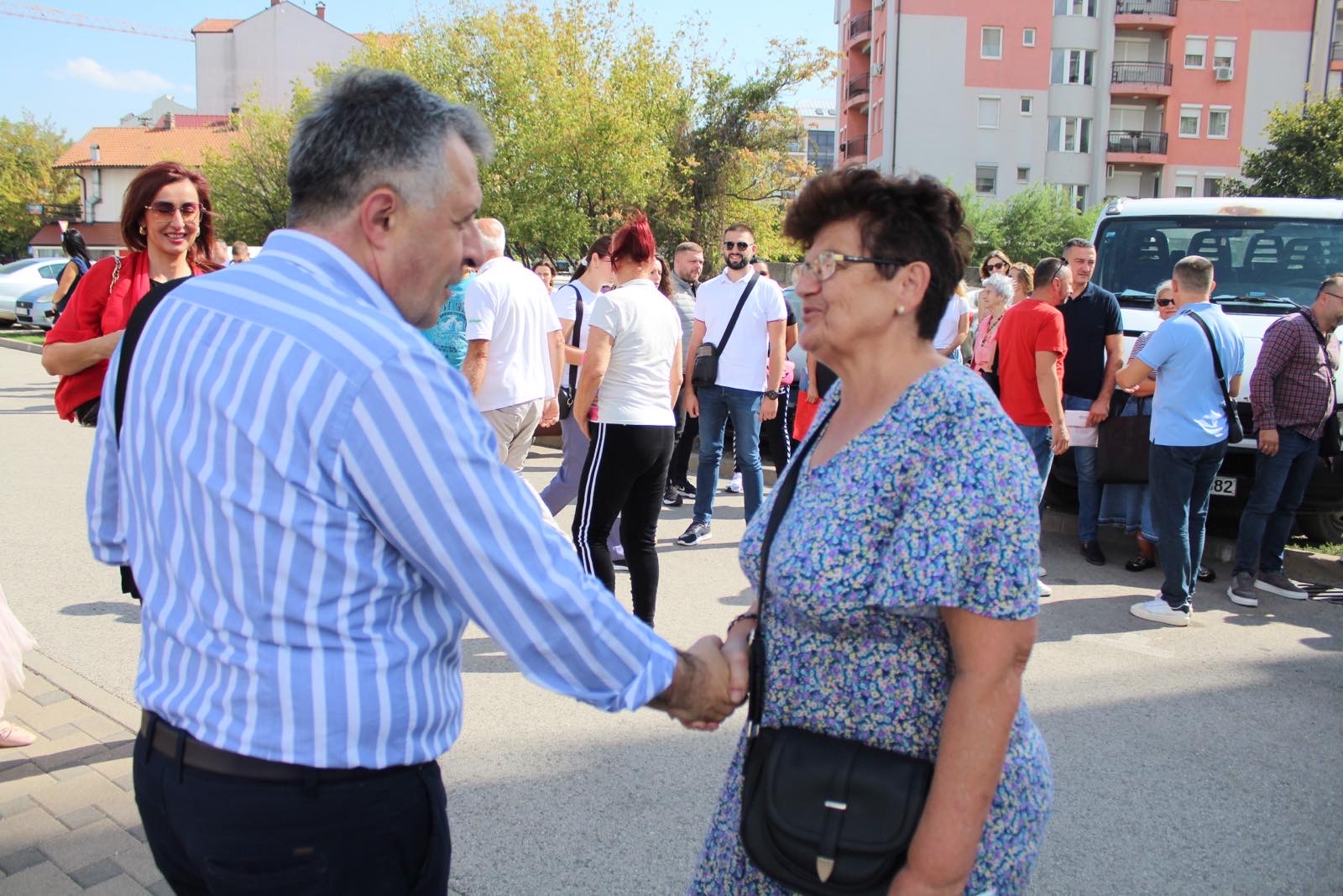 Dr Lazić i kandidati SNSD-a sa građanima MZ Stari Grad, Filip Višnjić i Ledinci: “Za četiri godine možemo uraditi mnogo”