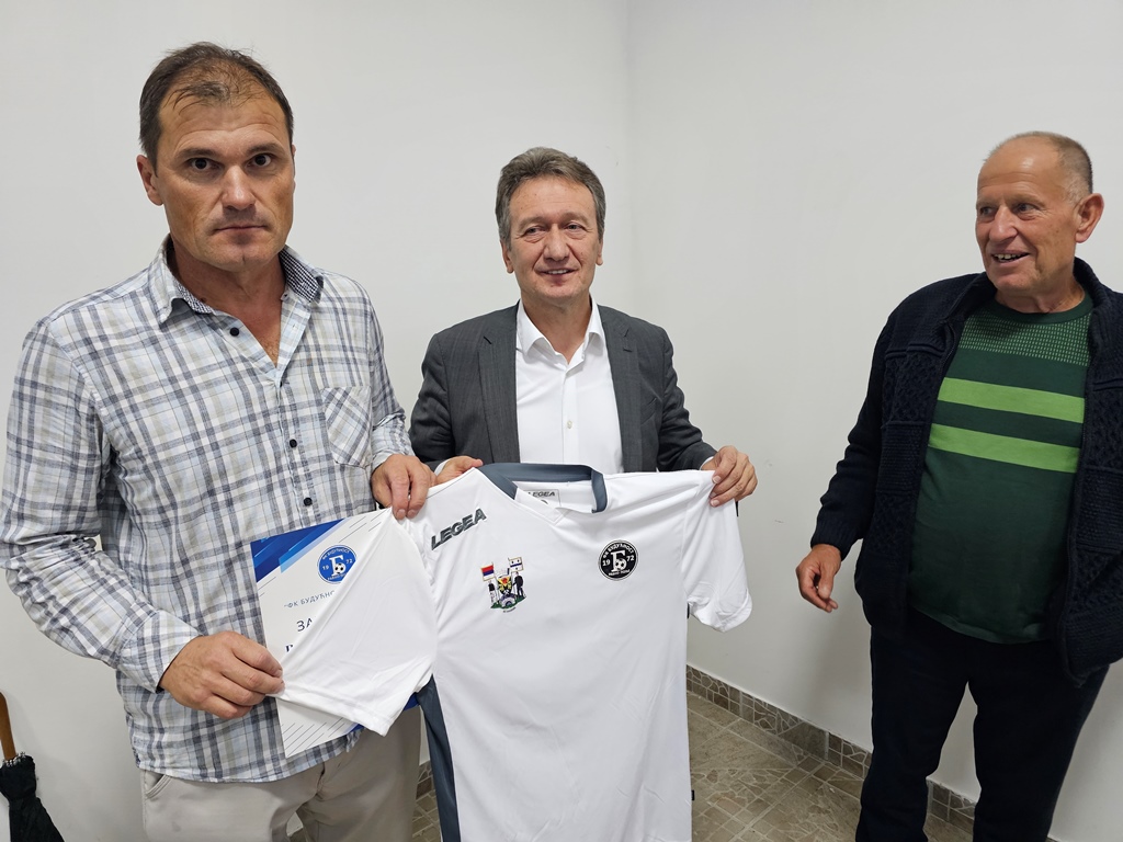 Načelnik Perić u Ravnom Polju: Dar Fudbalskom klubu „Budućnost“