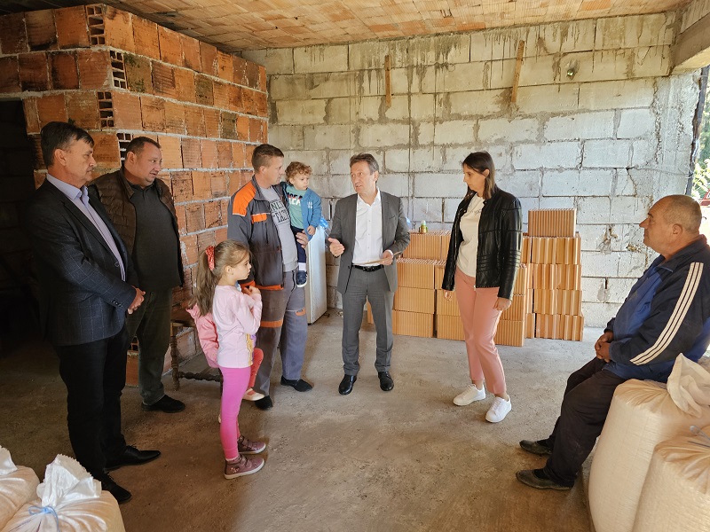Načelnik Perić sa porodicom Mitrović u Donjoj Trnovi: Podrška za adaptaciju stambenog objekta